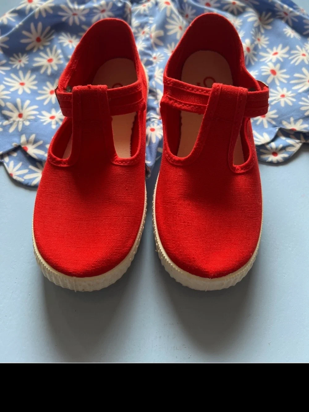 Red Cientas Size 29 fit a 5 or 6 year old in my opinion